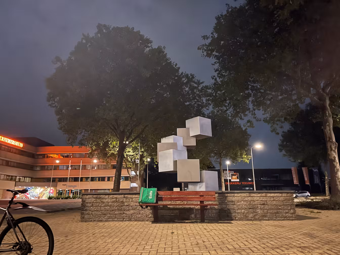 bezorgers wachten op hun bestellingen voor een mcdonalds