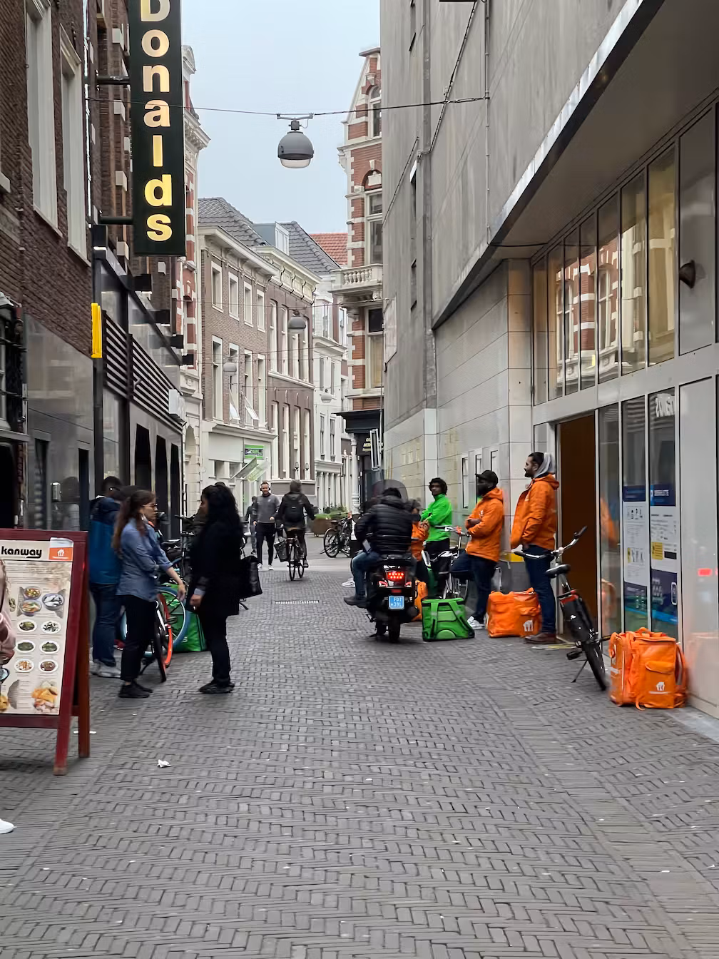 bezorgers wachten op hun bestellingen voor een mcdonalds